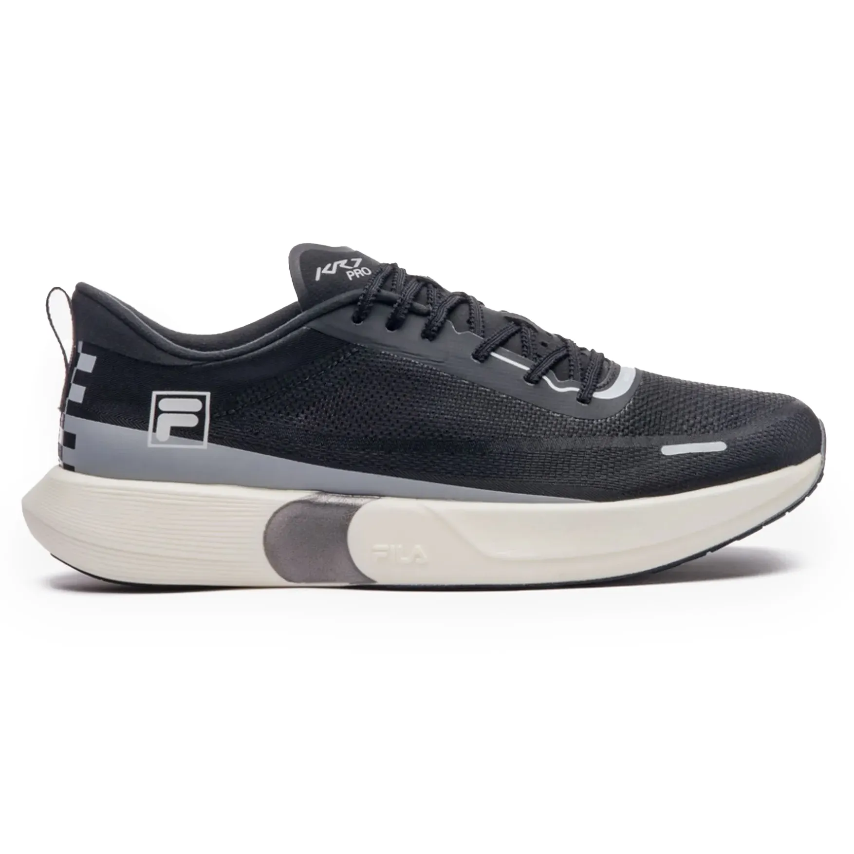 Tênis masculino Fila KR7 PRO preto e cinza com cabedal em mesh e sintético, solado em EVA branco e detalhes em cinza, fechamento em cadarço.